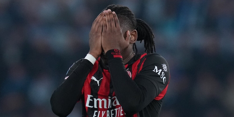 Milan, addio sogno rimonta Scudetto: Allegri cade a Roma, la Lazio ringrazia Isaksen