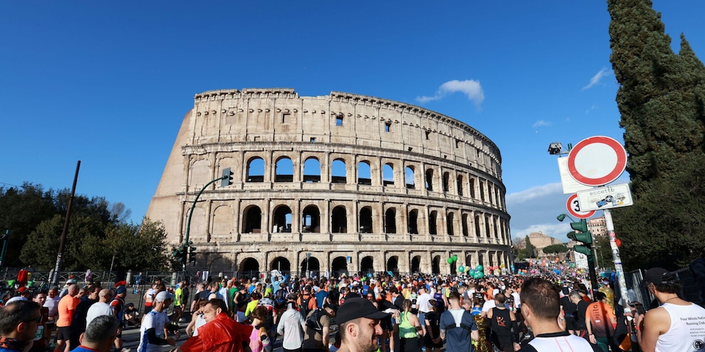 Maratona di Roma, accessi agevolati per i turisti diretti al Colosseo: corridoi pedonali e passaggi dedicati
 