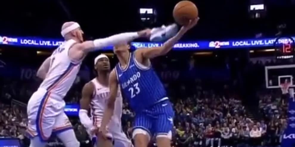 Caruso, una stoppata mai vista prima durante Magic-Thunder: ferma il lay-up... usando una scarpa!