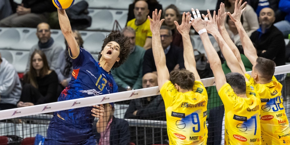 Tinet ancora ko, Pineto vola al comando Tinet ancora ko, Pineto vola al comando