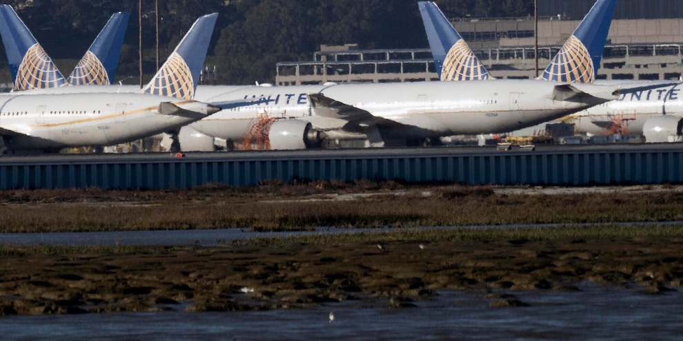 United Airlines taglia voli, 'carburante schizzato per la guerra all'Iran'
United Airlines taglia voli, 'carburante schizzato per la guerra all'Iran'