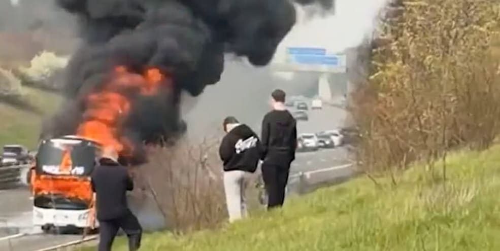 Terrore in autostrada: il pullman dei tifosi del City va in fiamme