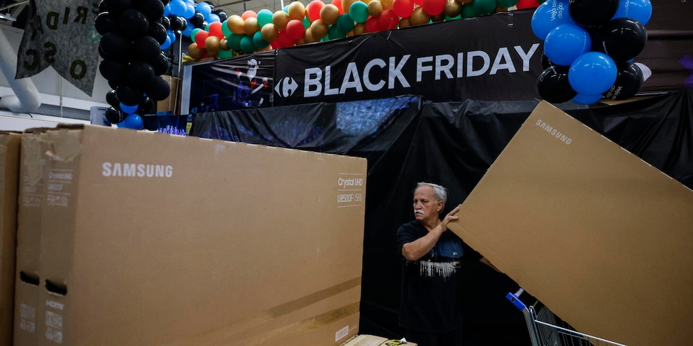 
            
            Indagine Ue su sconti Black Friday, pratiche irregolari per il 30% dei siti
          