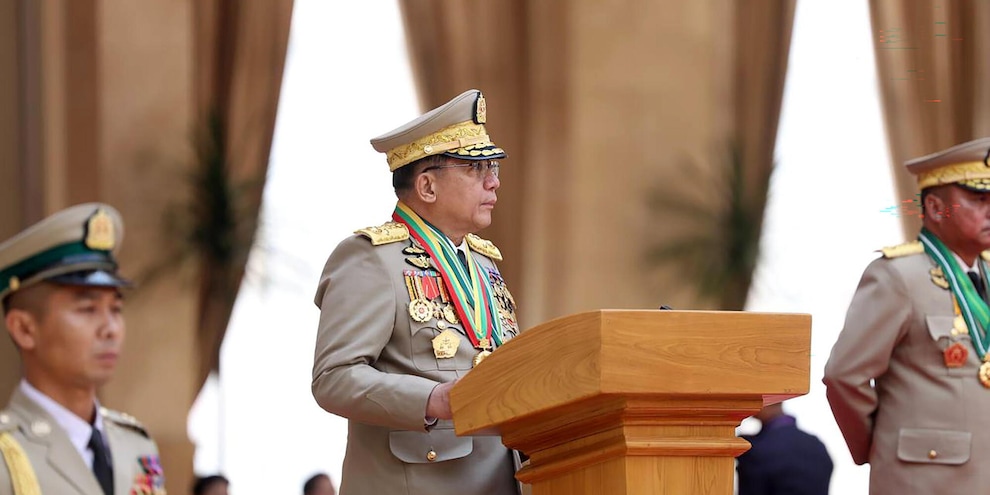 
            
            Il capo della giunta militare del Myanmar verso la presidenza
          