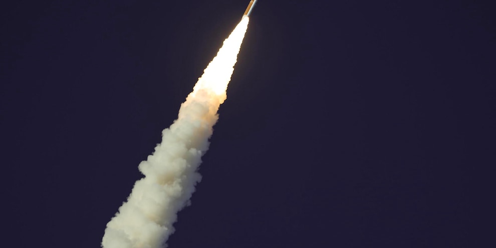 
            
            Artemis II lascia l'orbita terrestre, diretta verso la Luna
          