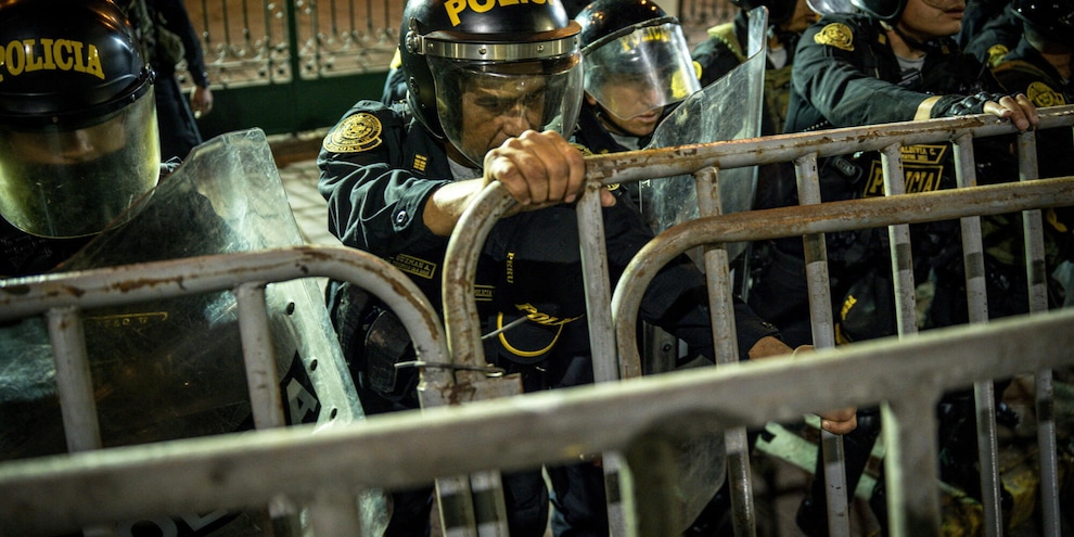 
            
            Perù, almeno un morto e 47 feriti allo stadio di Lima
          