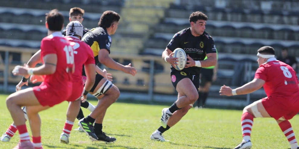 Nei posticipi della 15ª giornata della Serie A Elite Valorugby supera le Fiamme Oro e si porta in cima alla classifica. Viadana e Lyons Piacenza vincono tra le mura amiche