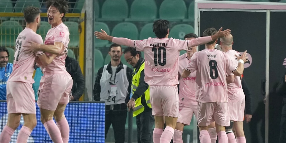 Il Palermo vince sotto gli occhi di Mattarella. Bene il Frosinone: Venezia agganciato in vetta
