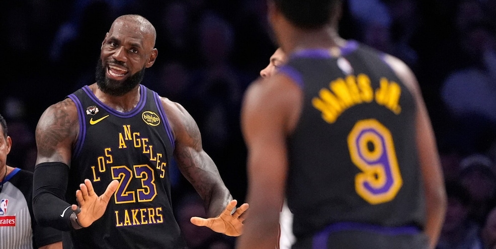 LeBron non basta ai Lakers, Flagg show da 45 punti: vince Dallas. Curry rientra in campo ma Warriors ko