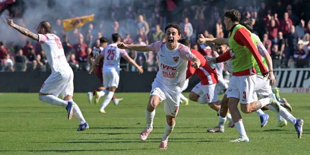 Benevento in festa, è di nuovo in Serie B dopo tre anni: a Salerno la vittoria decisiva
