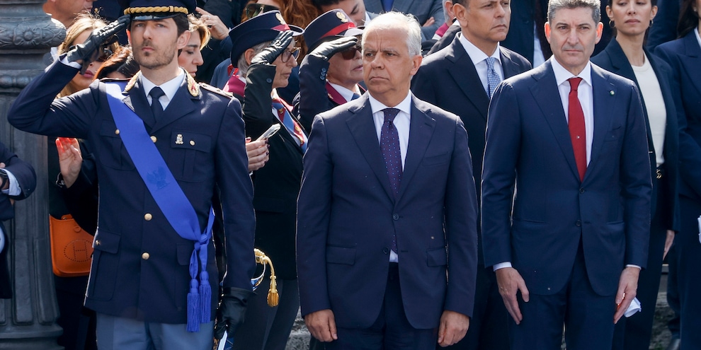 Piantedosi, 'minaccia eversiva è reale, presente, attiva'
Piantedosi, 'minaccia eversiva è reale, presente, attiva'