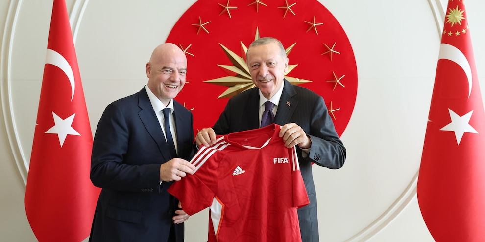 
            
            Erdogan vede il presidente della Fifa Infantino a Istanbul
          
