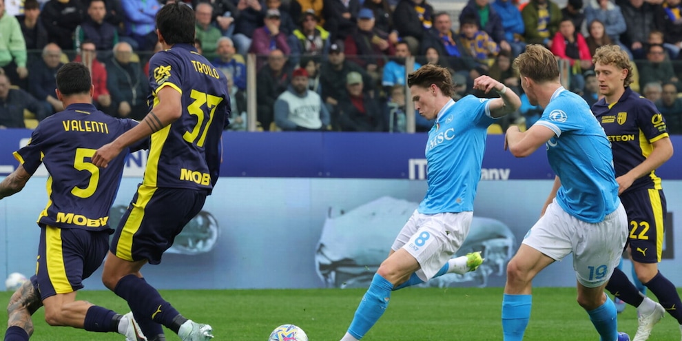 Napoli, a Parma si spengono i sogni di rimonta: McTominay non basta, l'1-1 rallenta Conte