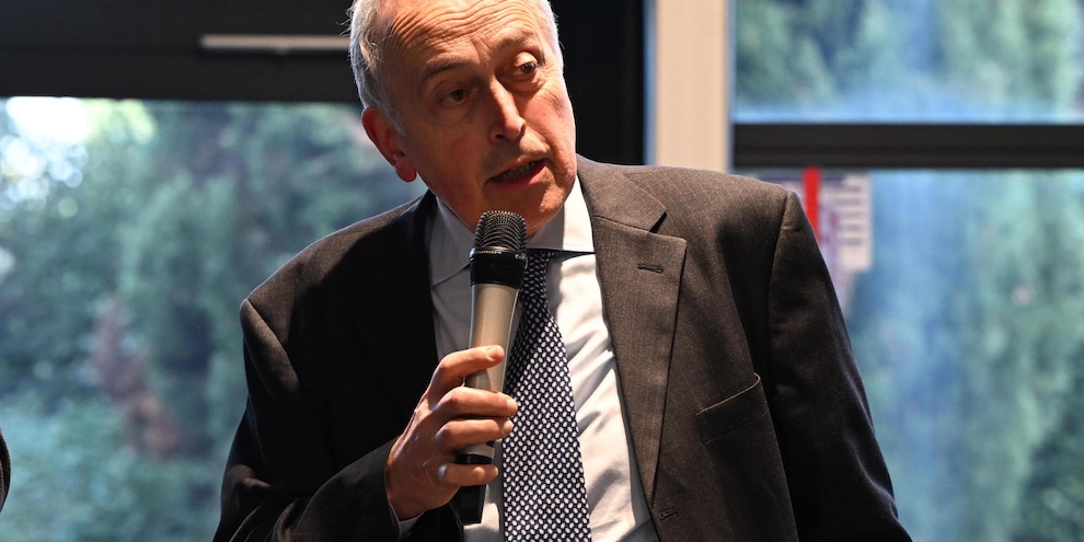 
            
            Figc: Abete 'Malagò? Progetto partito male, serviva un incontro tra le componenti'
          