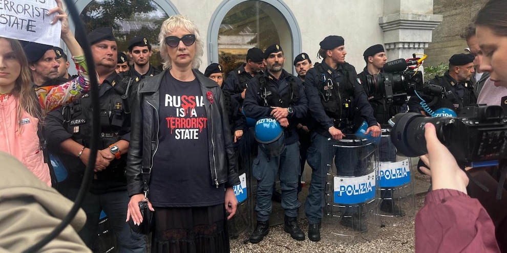 Tensione davanti al Padiglione di Mosca alla Biennale
Tensione davanti al Padiglione di Mosca alla Biennale