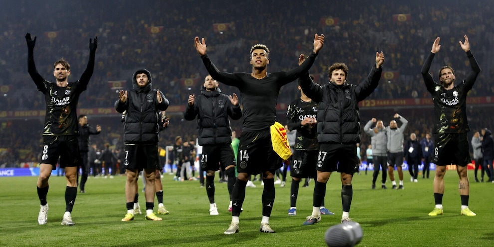 Kvaratskhelia regala il titolo al Psg, il City resta in scia all'Arsenal. Barcellona, ko indolore