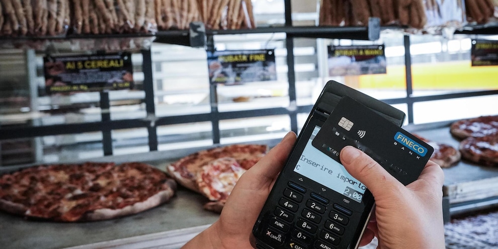 Bankitalia, avanzano pagamenti digitali, balzo bonifici instantanei
Bankitalia, avanzano pagamenti digitali, balzo bonifici instantanei