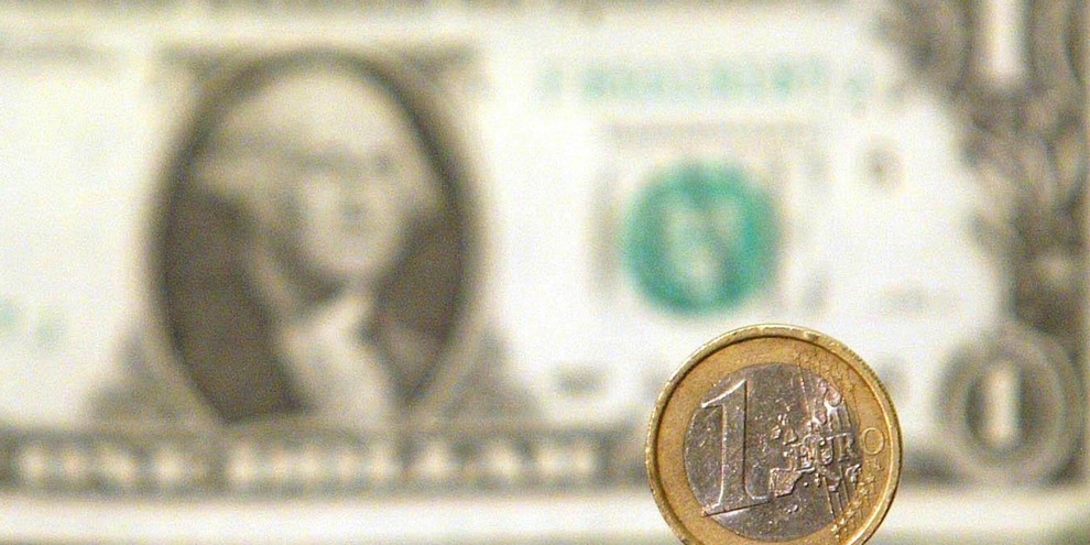 
            
            Euro in rialzo, a 1,1643 dollari
          
