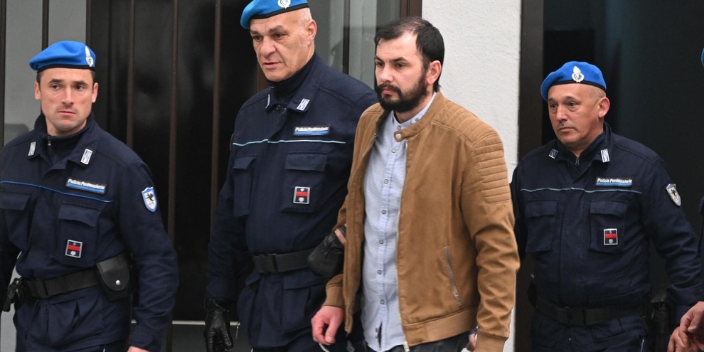 Uccise due donne, guardia giurata condannata all'ergastolo
Uccise due donne, guardia giurata condannata all'ergastolo