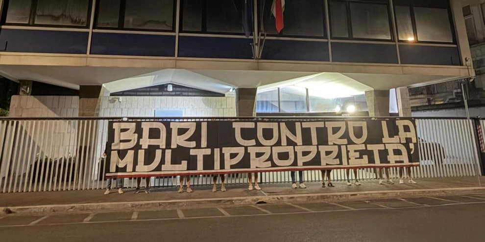 Calcio: striscione davanti alla Figc, 'Bari contro la multiproprietà'
Calcio: striscione davanti alla Figc, 'Bari contro la multiproprietà'