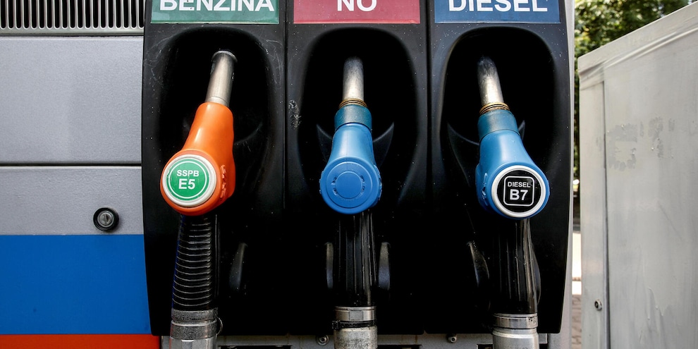 Urso convoca principali compagnie petrolifere su prezzi carburante
Urso convoca principali compagnie petrolifere su prezzi carburante