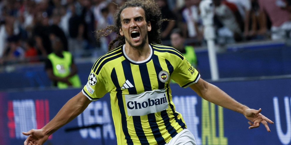 
            
            Champions: Guendouzi provoca, rissa al termine di Lione-Fenerbahce
          