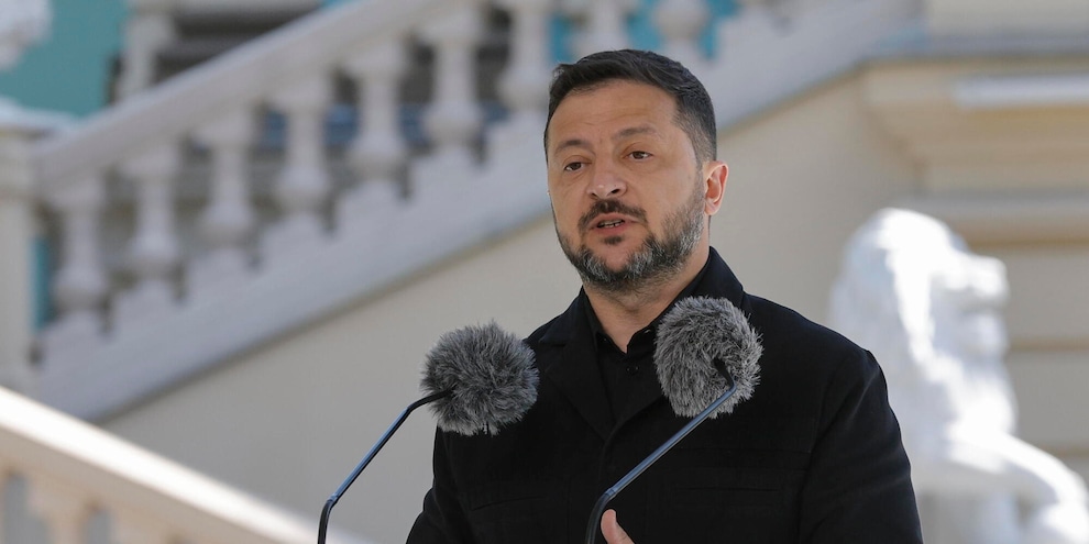 
            
            Zelensky, 'deposito colpito conteneva munizioni, droni ed esplosivi esercito'
          